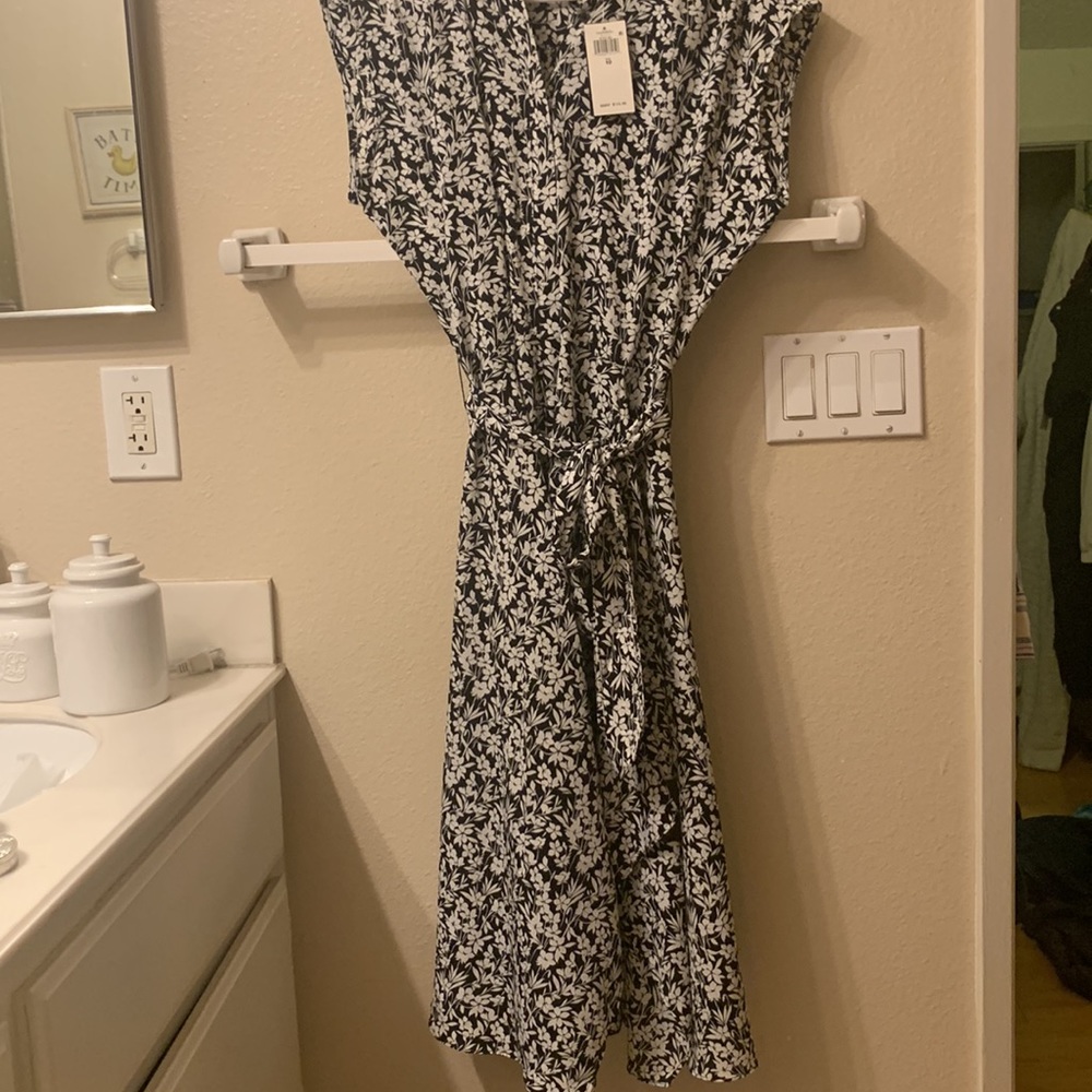 Lauren Ralph Lauren floral crepe sleeveless dress size 12. - Picture 2 of 5